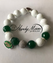 Load image into Gallery viewer, New York Jets beaded bracelet with charm
